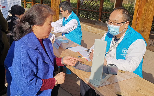 【学雷锋日】乐鱼体育,（中国）网站首页举办“爱满京城，牵手智慧家医”志愿服务活动(图5)